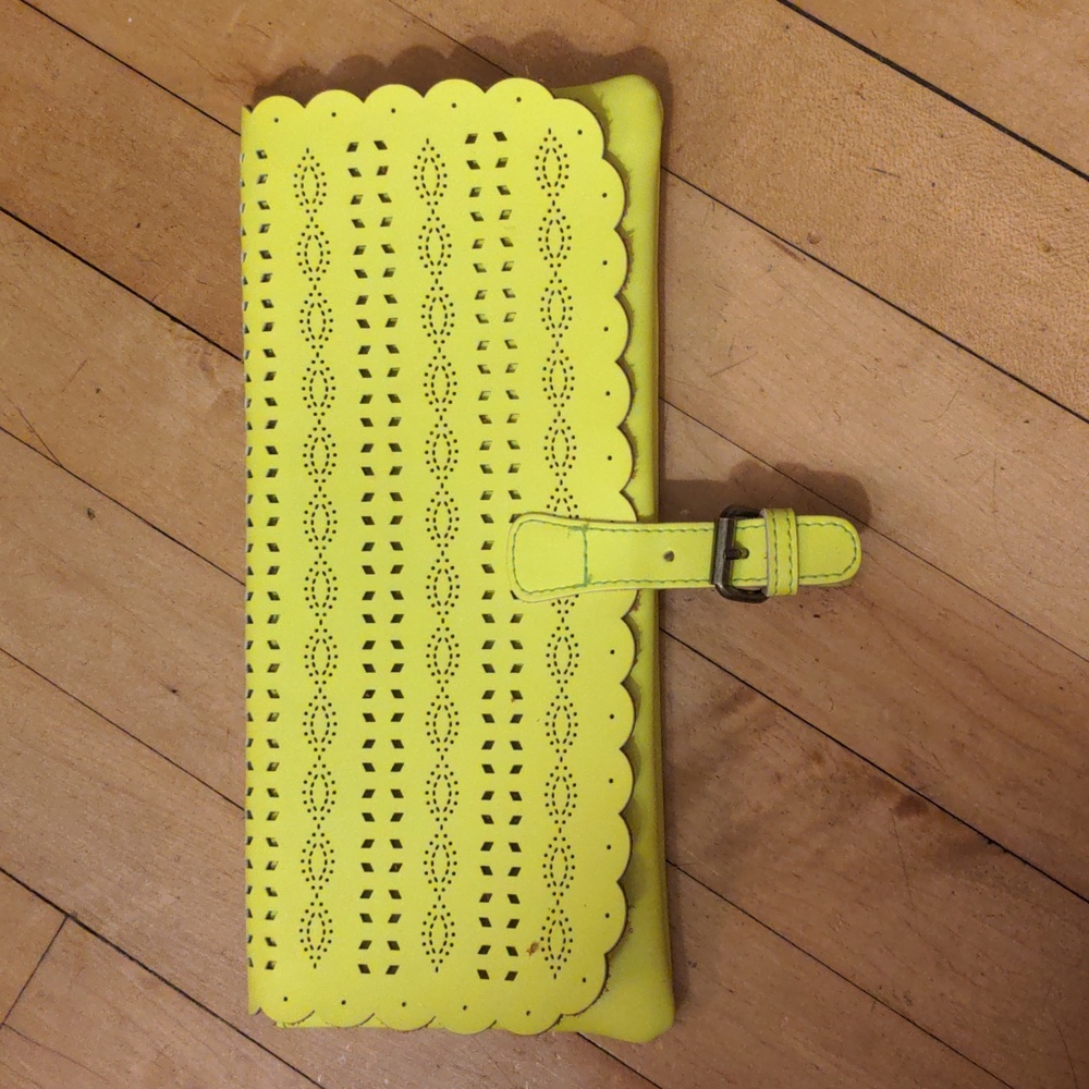 ⭐ 2/ $12  American Eagle neon yellow clutch